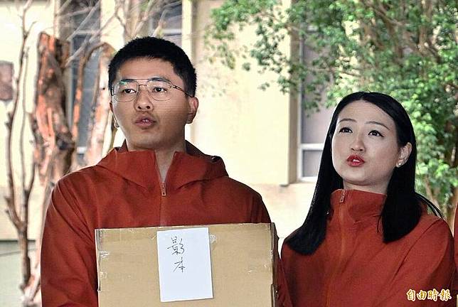 國民黨說，李孝亮(左)是成年人，有能力為自己的選擇負責，國民黨會堅定與李孝亮站在一起。(資斗照)