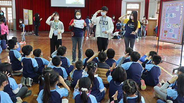 台南大學師資生帶領忠義國小學童參與交通安全、反毒宣導及有獎徵答活動。（南大提供）