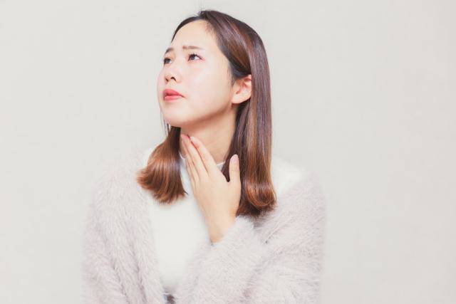 一名20歲女子因喉嚨痛就醫，卻意外發現是感染疱疹病毒，導致嚴重的口腔潰爛。（圖／Photo AC）