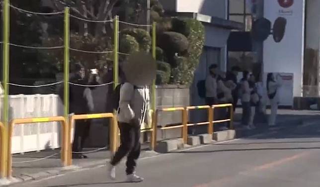 日本「富士河口湖町」前的羅森超商，因為背對富士山，因此經常吸引許多觀光客，違規橫越馬路拍照，令當地居民不堪其擾。