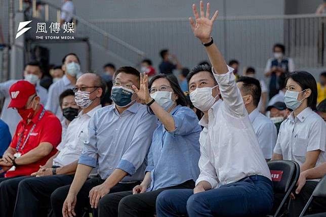 總統蔡英文與新竹市前市長林智堅、中華職棒會長蔡其昌於7月24日參加新竹棒球場的開幕活動。（取自蔡英文臉書）