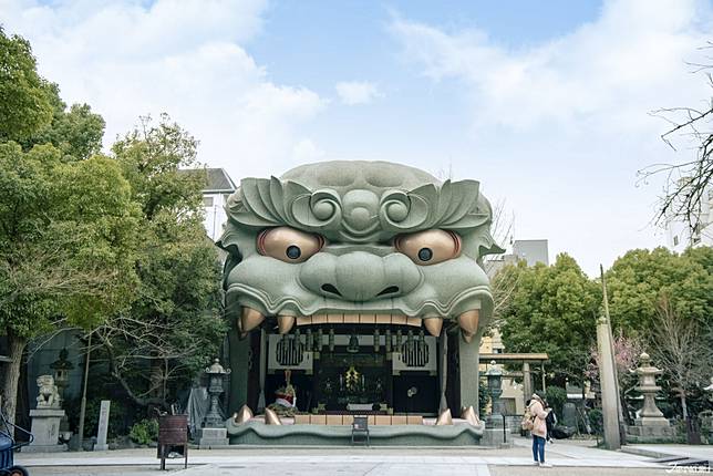 
<p>2001年被指定為大阪第一個無形民俗文化財的難波八阪神社，就隱身在難波附近，遠遠就能看到高達12公尺的巨大獅子頭，張大嘴吸好氣的獅子，讓八阪神社成為祈求勝運和財運的聖地。</p><p>
</p><p>
<b>難波八阪神社</b></p><p>
地址：大阪市浪速区元町2-9-19</p><p>
<a href=