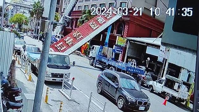 花蓮市國聯五路百事達國際飯店長約15米的廣告疑因施工不慎，招牌直接從7樓高掉落路面。(民眾提供)
