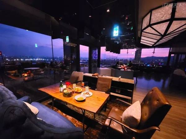 ▲坐擁270度的絕讚視野，是人氣浪漫約會餐廳。