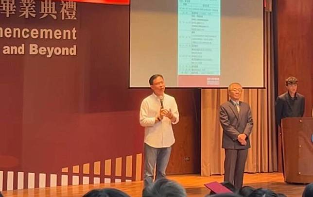 逢甲大學機電系6日畢業典禮開始前，家長兩派吵成一團，台上的師長試圖協調，最終宣佈取消當天畢典。(翻攝自threads )