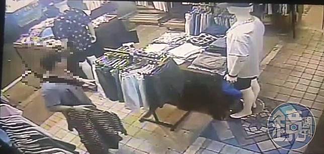 一名身穿灰色T恤的男子，進去位於饒河夜市內的銀樓行竊。（讀者提供）