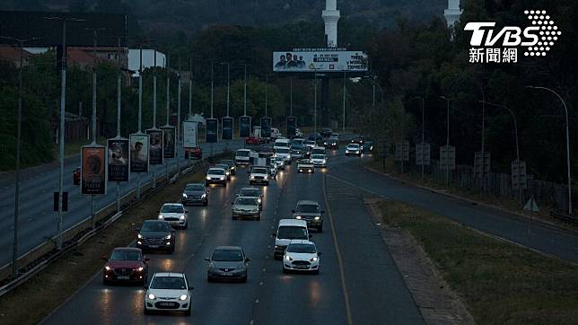 南非近日爆發史無前例的「全國大停電」，大多數地區每天都必須停電8小時。（圖／達志影像美聯社）