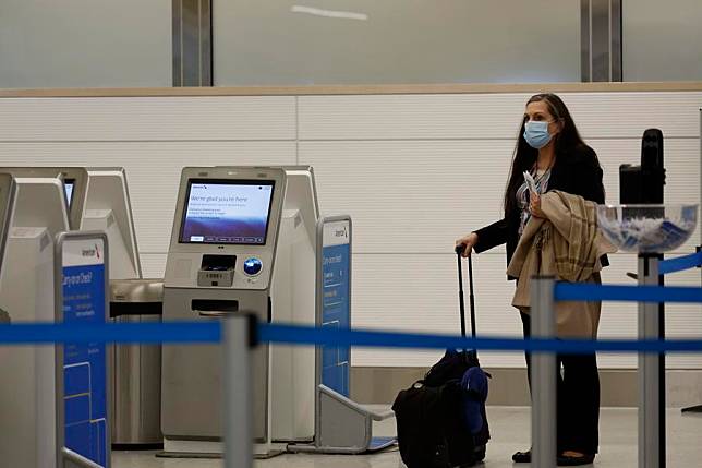 A traveler wearing a mask is seen at Ronald Reagan Washington National Airport in Arlington, Virginia, the United States, April 14, 2022. (Photo by Ting Shen/Xinhua)