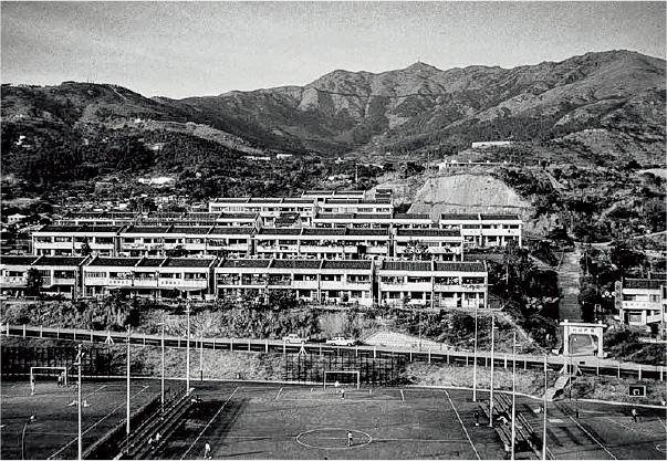 從大窩口莊園遙望關門口村。村莊大門位於右下方。（1968年）（受訪者提供）