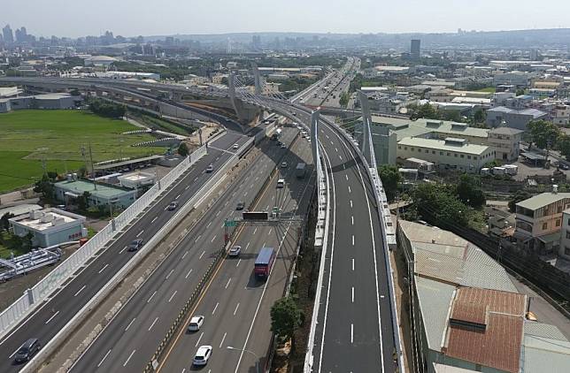 國道一號新增大雅系統交流道銜接台七十四線，通車後周邊交通順暢。（記者陳金龍攝）