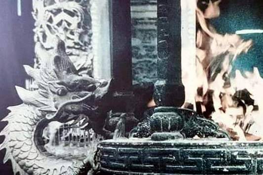 南投縣名間鄉受天宮發爐的「火龍」與香爐左邊雕塑的龍，幾乎一模一樣，更增添神蹟話題性。(圖擷取松柏嶺北極玄天上帝信徒會)