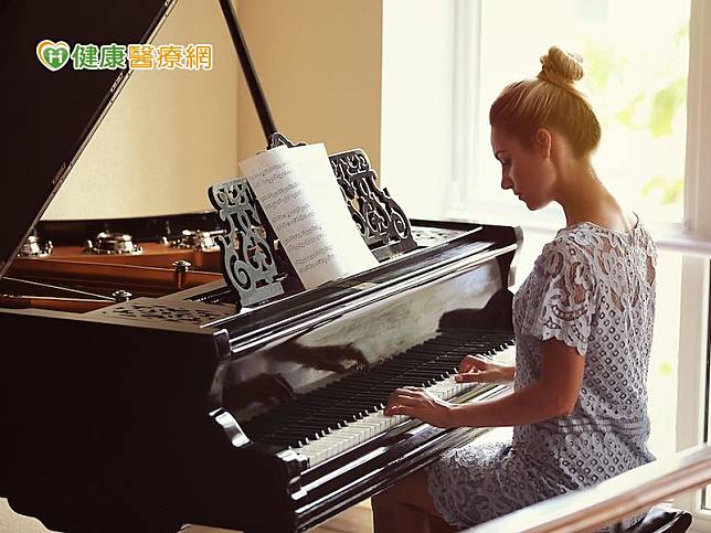 11月起她開始到衛福部彰化醫院大廳演奏鋼琴，傳達出的不只是悠揚音符，還有她不服輸的精神。