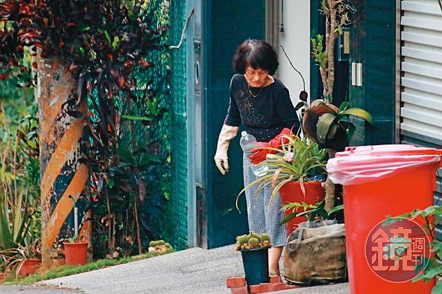 趙璟熒遭檢舉寄生議會後仍常回家，戴著工作手套，並拿著寶特瓶裝滿水澆花草。