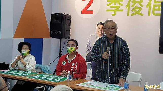 前行政院長張俊雄(右)今天上午為民進黨嘉義市長候選人李俊俋輔選。(記者丁偉杰攝)