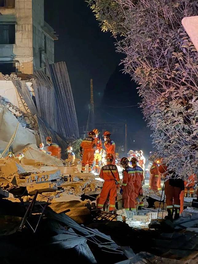 中國廣西柳州發生規模5.2地震，至少13棟房屋倒塌。翻攝新浪網/央視