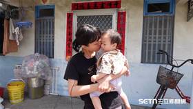 年僅20初頭軒軒媽，因本身有甲狀腺疾病所以相當瘦小，在外人眼裡常常看起來是小孩照顧寶寶，但其實她非常下功夫和用心照顧兒子。（圖／記者張雅筑攝）