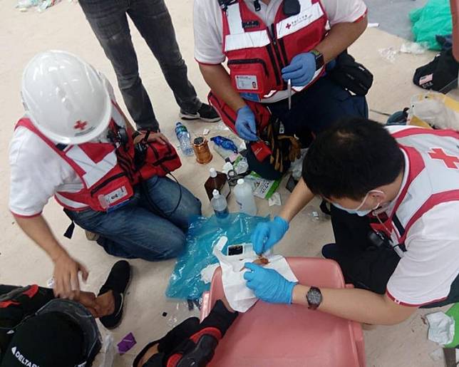 香港紅十字會再派出醫護人員下午入理大為傷者治療。香港紅十字會fb