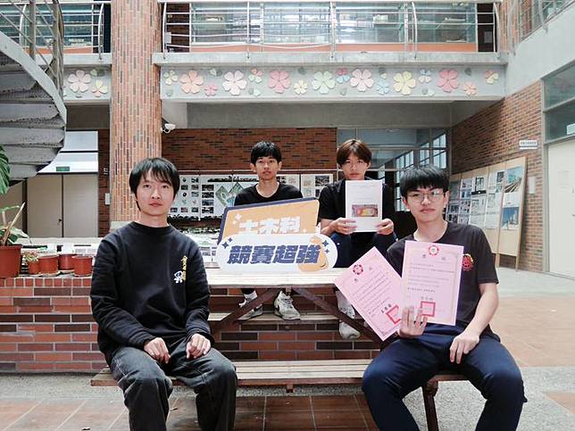 國立台東專科學校附設高職部師生參加114年全國專題實作及創意競賽複賽，以作品「現地土壤試驗分析本校操場的排水能力」榮獲花東區唯一佳作。（台東專科學校提供）中央社記者盧太城台東傳真114年3月18日