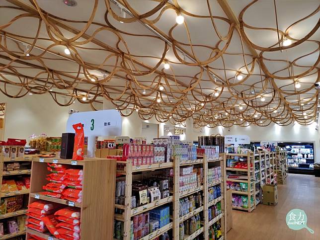 美濃未來超市以客家意象斗笠編織裝置藝術，使用台灣木材搭配溫和燈光，散發溫馨靜謐感。（張語屏攝）