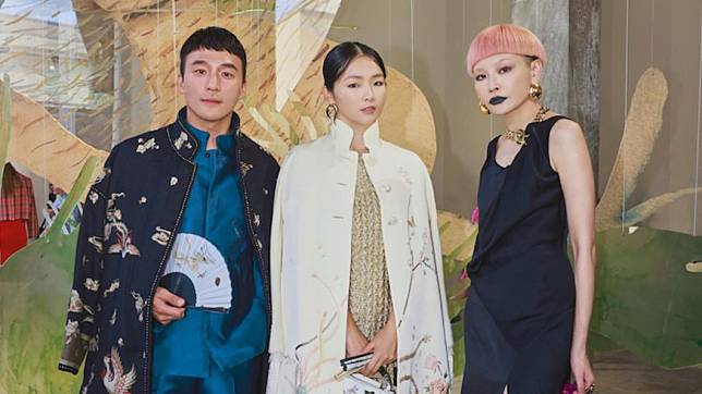 黃一峯（左起）、台灣旅法名模金禧、時尚造型達人Judy Chou一起朝聖巴黎時裝週。（圖／TVBS）