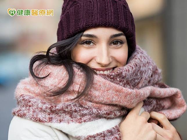 醫師強調，做好頭頸部保暖最為重要，外出應善用帽子、圍巾、口罩，而身著衣物應以多層次穿搭，提供較好的保暖效果。