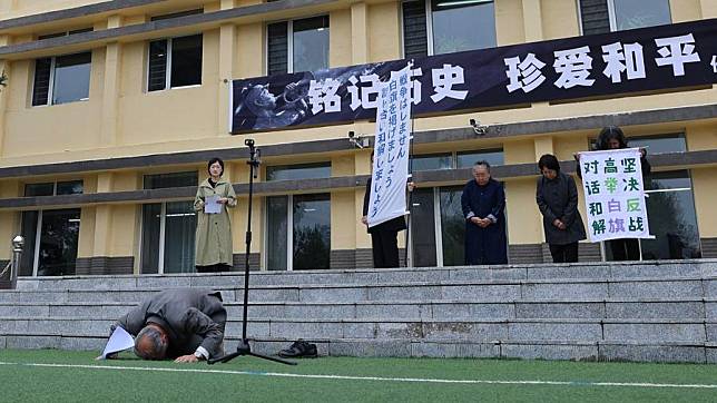 Kuroi Akio, descendant of WWII Japanese invader Kuroi Keijirou, removes his shoes and socks and kneels down to kowtow before the Chinese people in Gongzhuling, northeast China's Jilin Province, Sept. 14, 2024. (Photo by Tang Mingze/Xinhua)