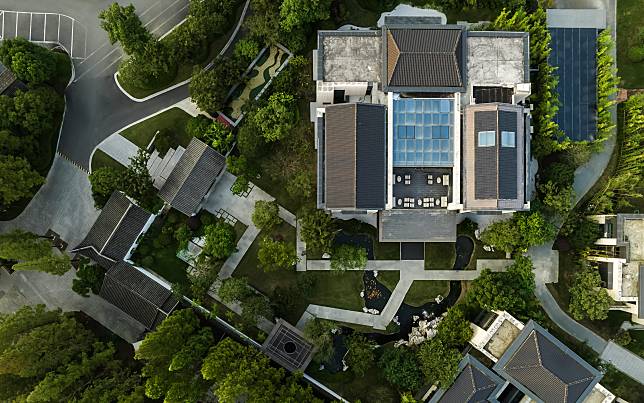 俯瞰整體可以看到設計師將現代建築簡潔格局和諧融入古典園林的手法。