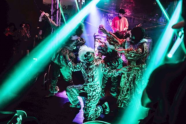 ▲10月31日台北W飯店推出「MASQUERADE OF EVIL面懼」暗黑萬聖節，賓客將戴上面具體驗現場精彩表演。(圖/台北W飯店)