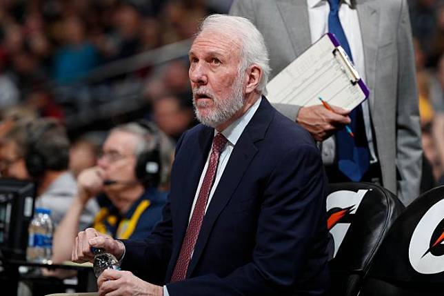 San Antonio Spurs head coach Gregg Popovich, r m