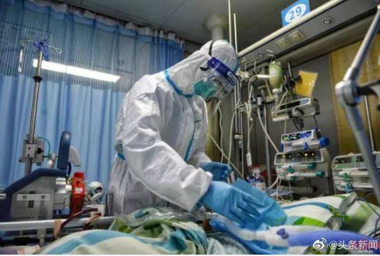 中國媒體誇耀武漢大學中南醫院使用葉克膜救活1名武漢肺炎病患，創湖北省首例。(圖取自頭條新聞)