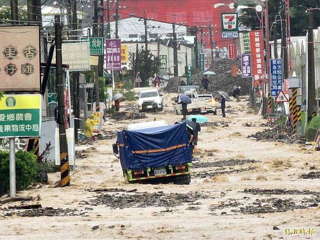 仁愛鄉南豐村台14線路面有數百公尺被土石流吞沒，有車輛強行通過結果「刁車」受困。(記者佟振國攝)