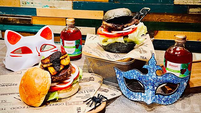 Burger Ray依最合適的肥瘦黃金比例混合，堅持以手打方式增添肉質黏性與筋度，咬下瞬間就能帶給人味覺與心臟衝擊的強烈美味！ (圖片提供/ Burger Ray)