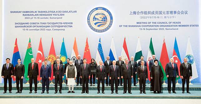 Chinese President Xi Jinping poses for a group photo with other leaders and guests ahead of the 22nd meeting of the Council of Heads of State of the Shanghai Cooperation Organization (SCO) in Samarkand, Uzbekistan, Sept. 16, 2022. (Xinhua/Li Tao)