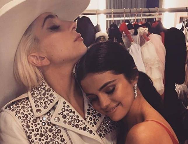 2016年女神卡卡（左）與席琳娜在活動後台合照。（翻攝自Lady Gaga官方Instagram）