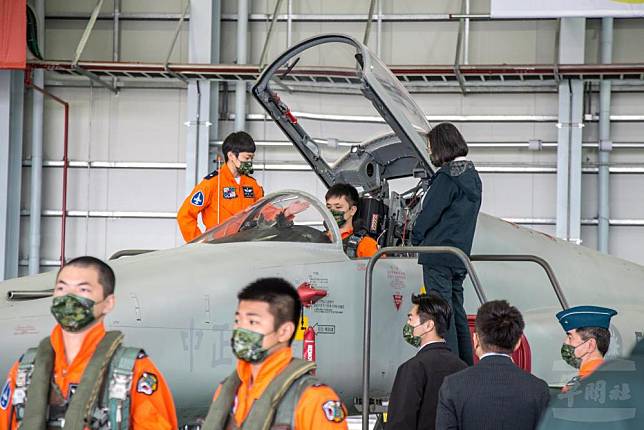 總統蔡英文昨視察台東空軍基地聽取飛行員說明新型彈射座椅裝備性能。（軍聞社）