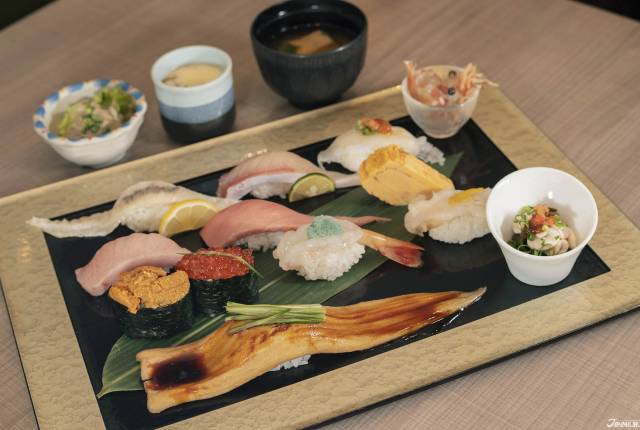 
<p>用餐方式可以依照自己喜愛的口味直接向師傅點餐，如果有選擇性困難的朋友，建議直接點師傅推薦的季節套餐組合（季節の板さんおまかせにぎり），每一種當令最好吃的口味都在這啦！（內容為季節性菜單，可能會依季節而有所調整）</p><p>
</p><p>
</p><p>
<b>美登利壽司</b></p><p>
營業時間：週一至六 11:00 - 22:15 週日 11:00 - 22:00</p><p>
店鋪位置：東館 4F</p><p>
<a href=