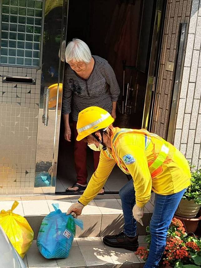 一百十二年度模範清潔職工蔡雪憶。(台北市政府環境保護局提供)