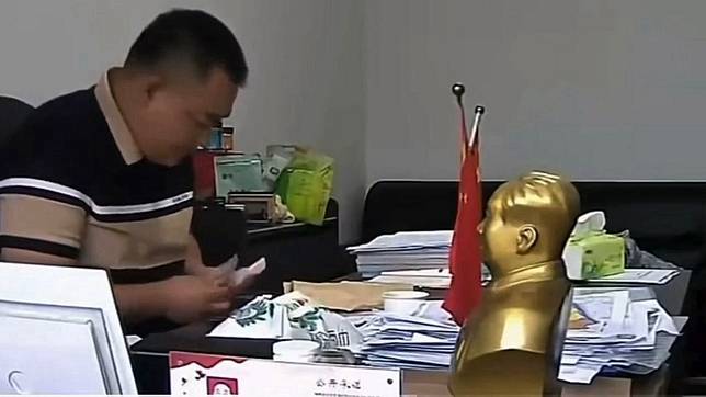 張祥在辦公室內數收到的賄款。翻攝自X