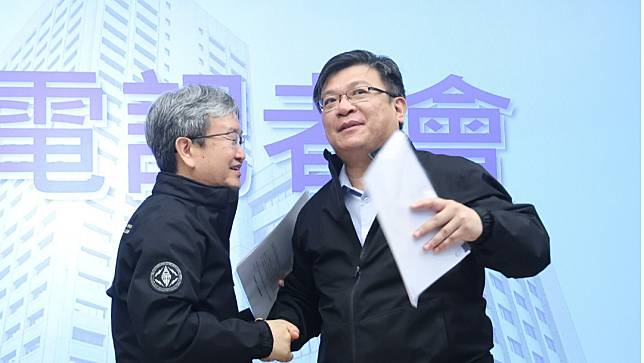 圖為日前台電總經理王耀庭公開說明接受慰留，與代理董事長曾文生（右）握手致意。陳品佑攝
