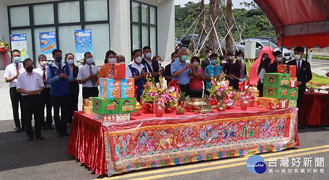 許立委林縣長與來賓們上香祈祝服務中心啟用順利。（記者扶小萍攝）