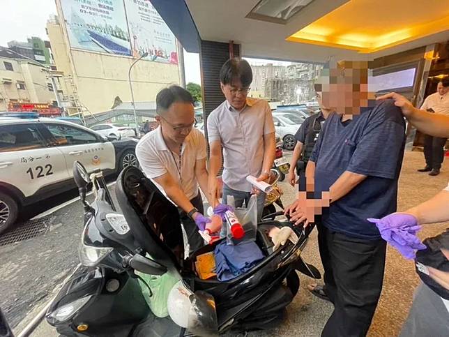 只因信仰不同，男子兩度到示範公墓噴漆和潑機油。（圖：警方提供）