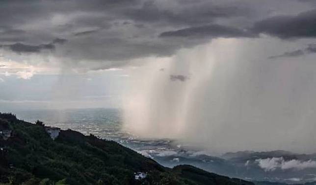 南投縣鹿谷鄉大崙山出現雨瀑美景，令人嘆為觀止。(林建興提供)