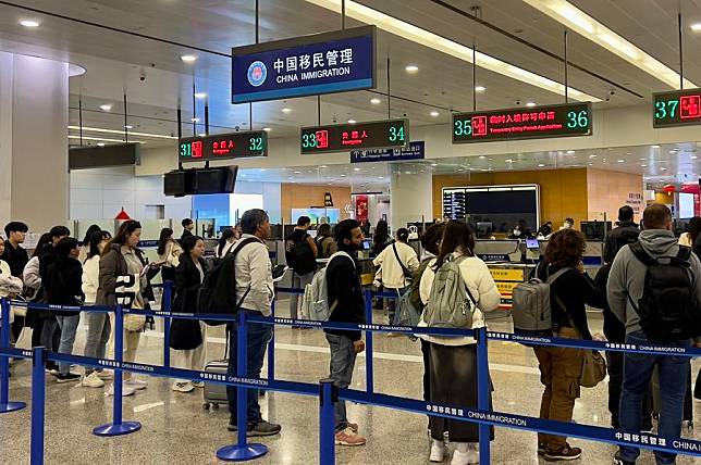 Foreign tourists wait for entry inspection at the Shanghai Pudong International Airport in Shanghai, east China, Jan. 15, 2025. (Photo by Huang Bo/Xinhua)