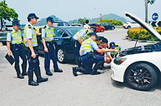 ■機場附近有多輛私家車以「龜速慢駛」被警方截查。