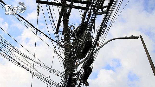 泰國一名工人在維修電線桿時意外觸電。（示意圖／Shutterstock達志影像）