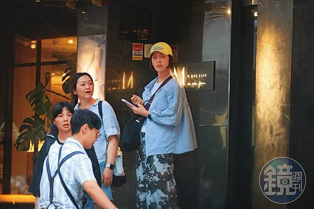 7/18，18：30，曾沛慈（右）與2位友人喝咖啡4小時後，3人才一起離開餐廳。