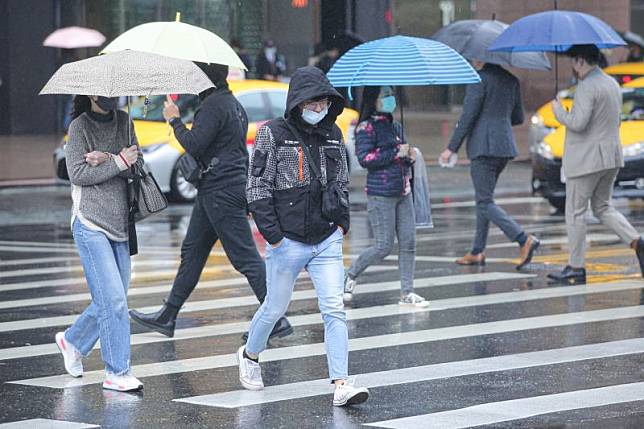 ▲天氣配圖、寒流配圖、下雨、冷氣團、天氣、街景、冬天。（圖／記者葉政勳攝）