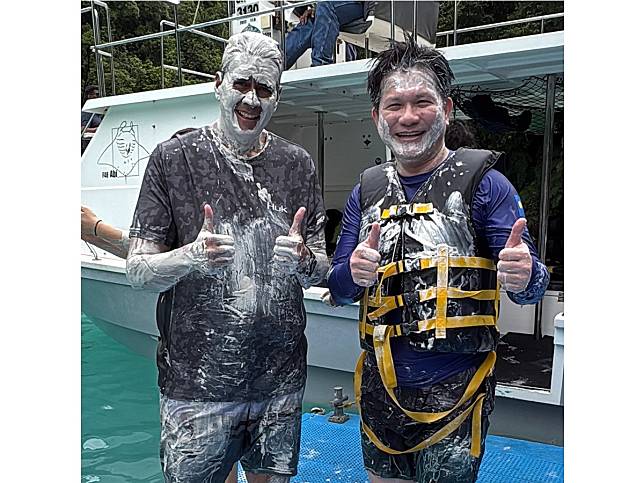 外交部長林佳龍(右)表示，友邦帛琉牛奶湖的海底沉積大量火山泥，帛琉總統惠恕仁(Surangel Whipps, Jr.，左)在他造訪時特地潛入水底挖了一桶火山泥幫忙敷在臉上，據說有養顏美容效果 (圖取自林佳龍臉書)