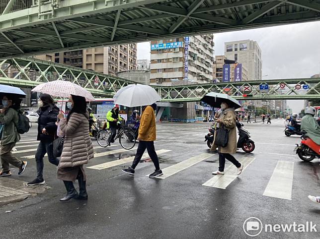 今(1)日華南雲雨區東移，台灣中部以北、東北部地區及澎湖有陣雨。 圖：林岑韋／攝(資料照)