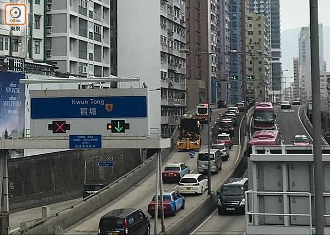 警車停在東九龍走廊現場調查。（梁志雄攝）